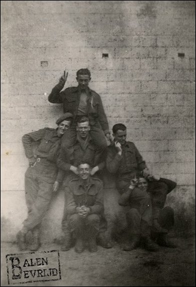 Soldaten van de Brigade Piron in de Zanstraat te Balen.